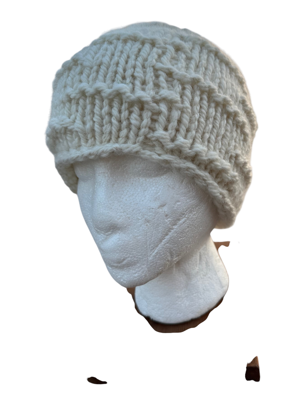 Oak Crest Alpacas and More white chunky hand knit 100% alpaca hat with broken ridge texture on a mannequin head